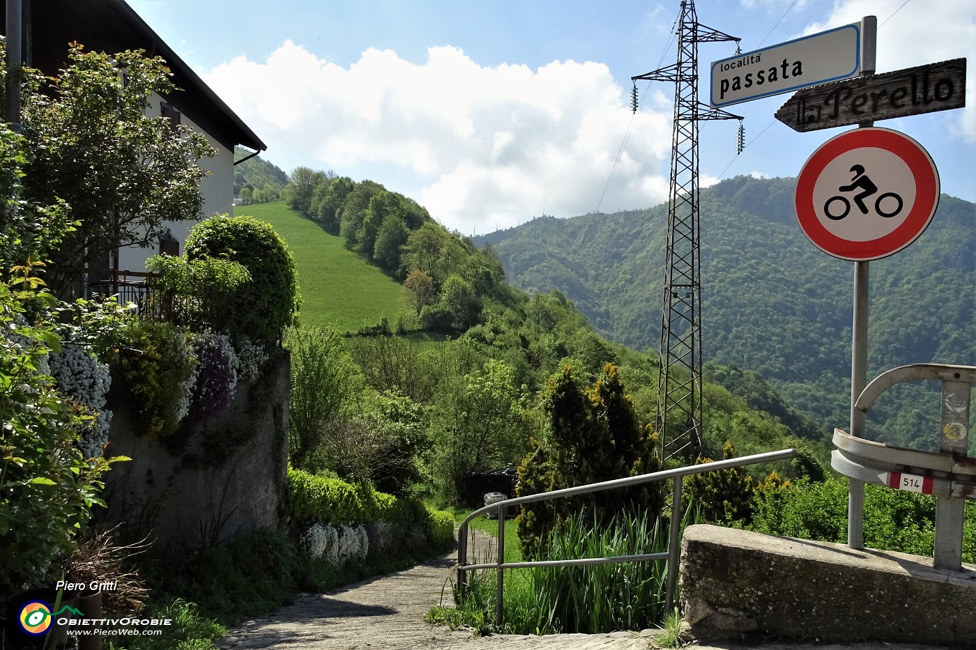 69 Dopo tratto su strada asfaltata riprende il sentiero 514 per la Passata e il Perello.JPG